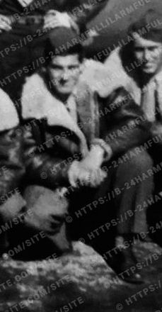 Photographie du S/Sgt. Joseph F. DeFranze du bombardier B-24H Harmful Lil Armful