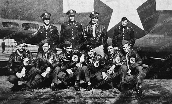 Photographie de l'équipage du lieutenant Philip J. Chase devant un bombardier B-24 en 1943