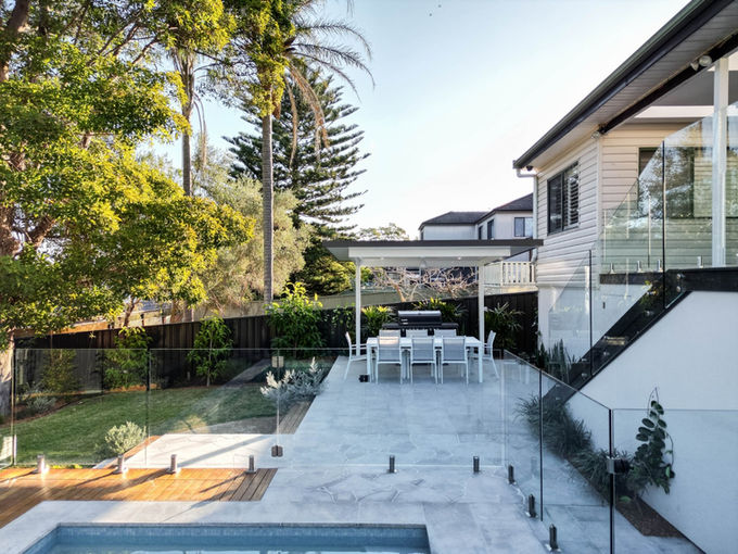 Luxe Cantilever Outdoor Living dining area