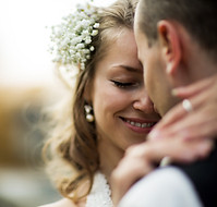 Hochzeitspaar umarmt sich