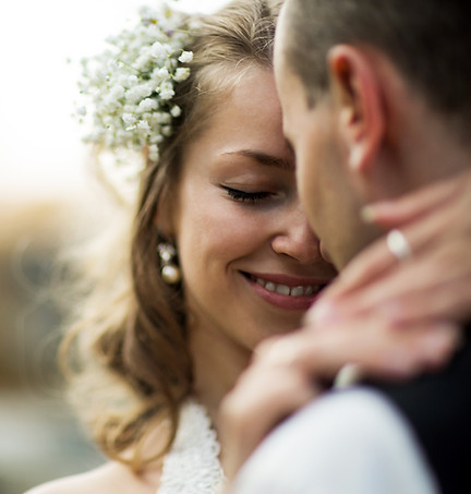 Hochzeitspaar umarmt sich