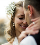 Hochzeitspaar umarmt sich