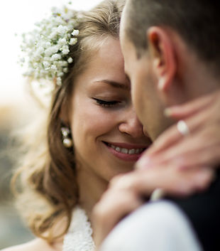Hochzeitspaar umarmt sich