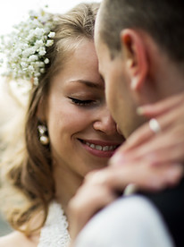 Hochzeitspaar umarmt sich