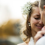 Hochzeitspaar umarmt sich