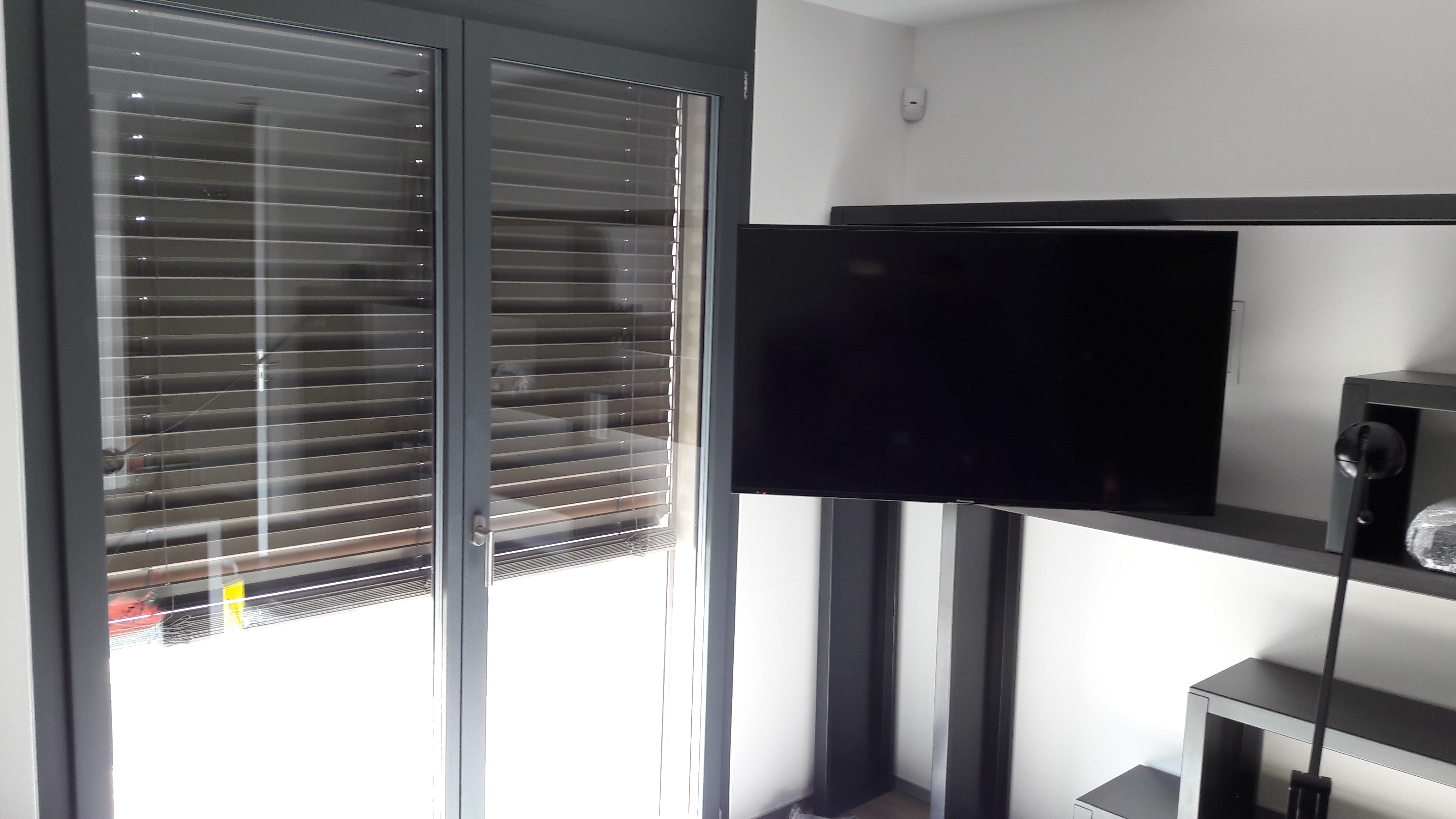 TV 43" avec boite murale encastrable