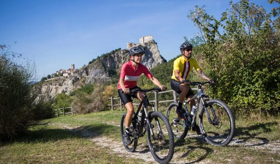 Ruta en bicicleta por la montaña en pareja