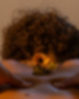 Rückenmassage mit einer Blume auf dem Rücken