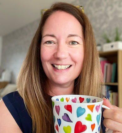 Your relationship coach Sara Liddle from Inflori coaching drinking tea