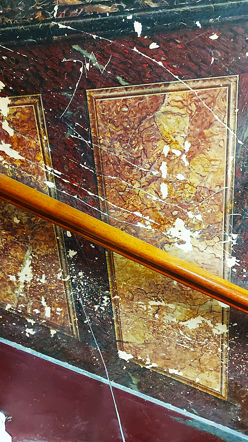 Décor mural et rampe d’escalier après décrépissage au Quai Ador à Genève