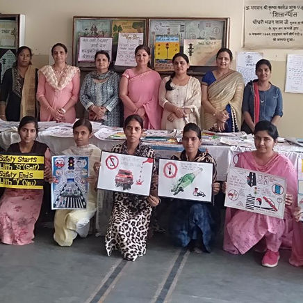 भगवान श्री कृष्ण महिला शिक्षण महाविद्यालय में सड़क सुरक्षा को लेकर स्लोगन लेखन प्रतियोगिता का आयोजन
