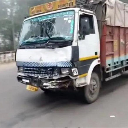 सड़क हादसा: कैंटर की चपेट में आए बाइक सवार 3 युवक, 1 की मौत, 2 घायल