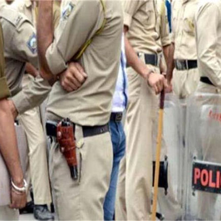 युवक ने चबाई पुलिस वाले की ऊंगली