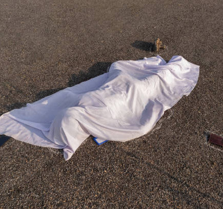  बैग में मिला अज्ञात महिला का शव, बदबू आने पर हुआ खुलासा