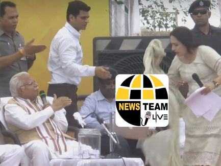 महिला सरपंच ने सिर से दुपट्‌टा उतारकर मुख्यमंत्री के पैरों में फेंका, पुलिस ने स्टेज से नीचे उतारा