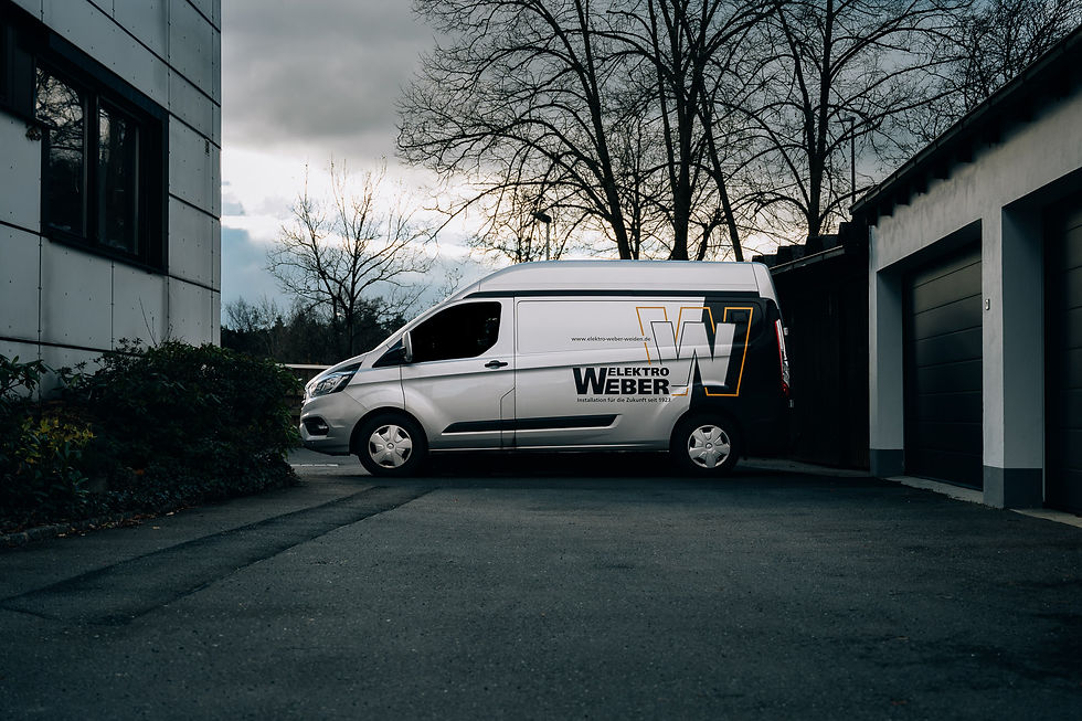 Zwei neue Ford-Busse im frischen Unternehmensdesign ergänzen die Fahrzeugflotte und bringen Monteure schnell zur Baustelle.