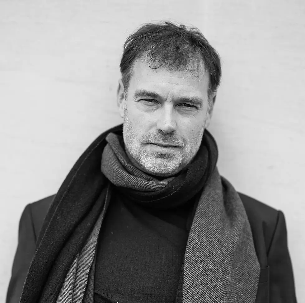 c605e1ab-d6ad-4f0b-bc16-734b2602cb3e-headshot-foto BW (1).webp