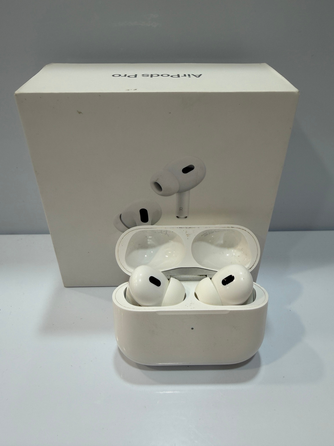 Apple AirPods Pro 2 con estuche de carga