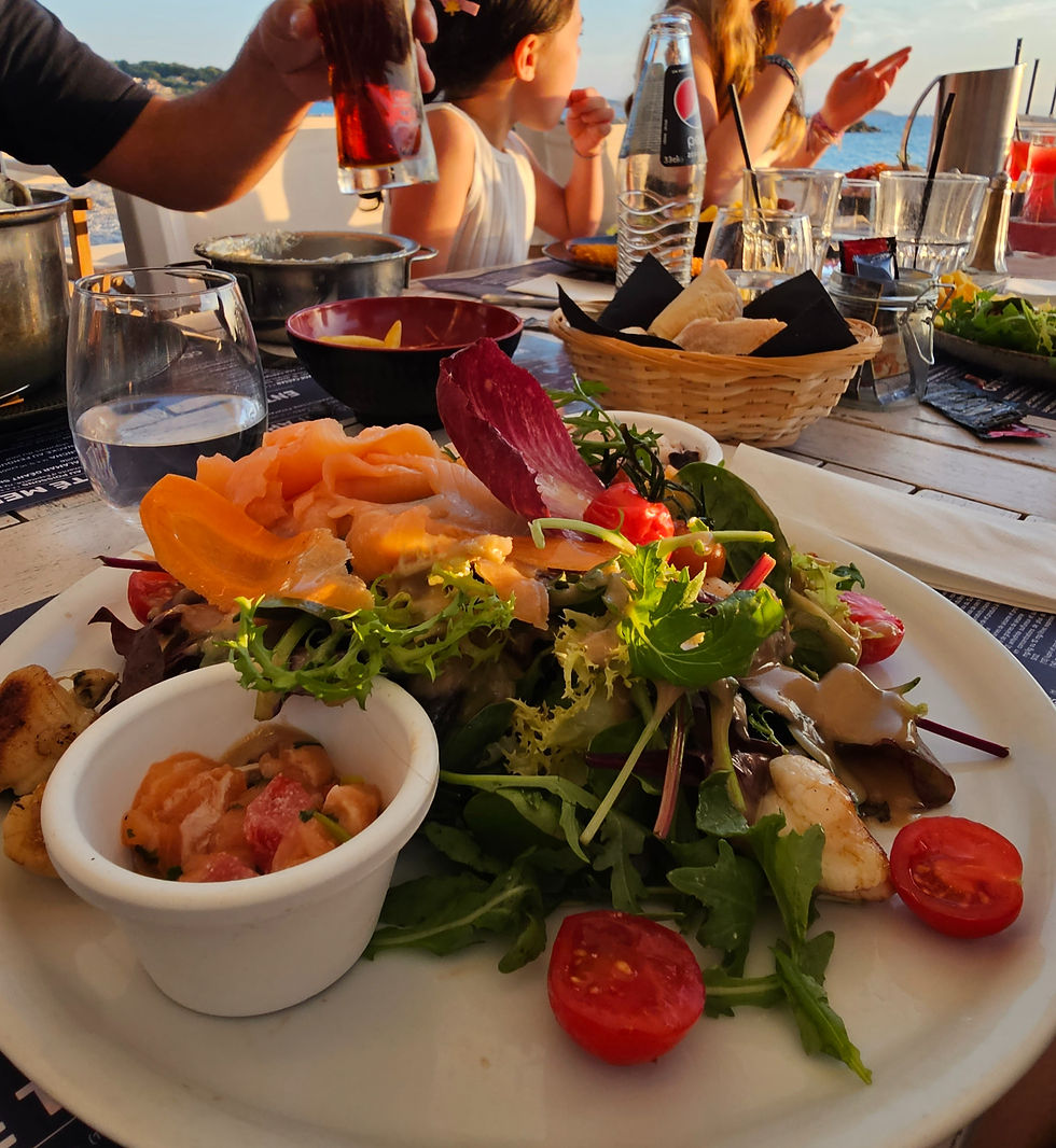 Salade gourmande saumon fumé, noix de St-Jacques, poulpe, tartare de saumon, salade mesclun et vinaigrette aux agrumes