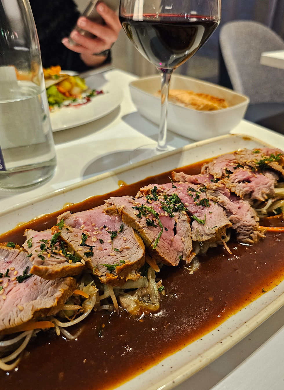 Filet de veau rôti caramélisé au miel, jus brun Yakitori et nouilles chinoises aux petits légumes