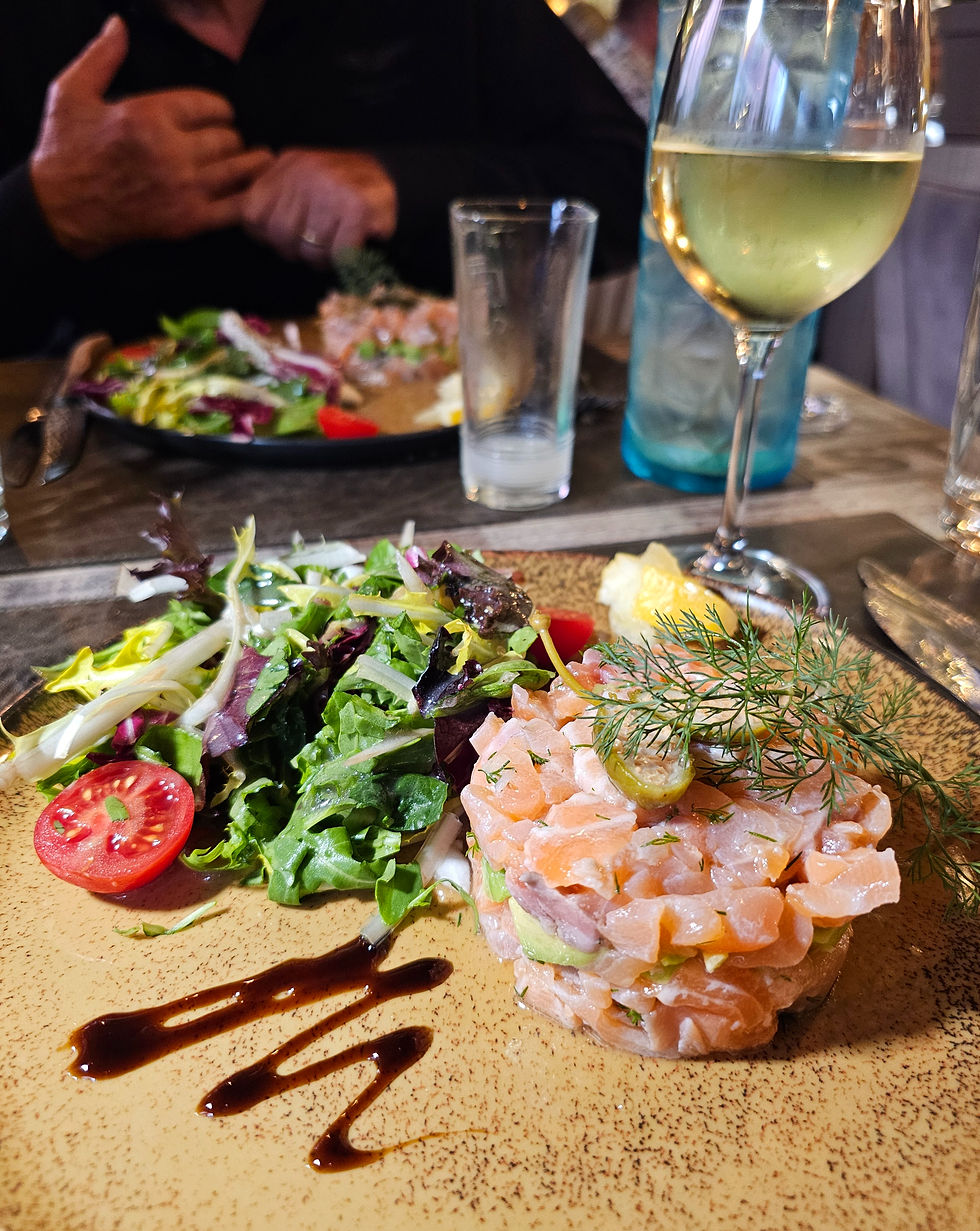 Tartare saumon/avocat, assaisonnement légèrement citronné et aneth frais