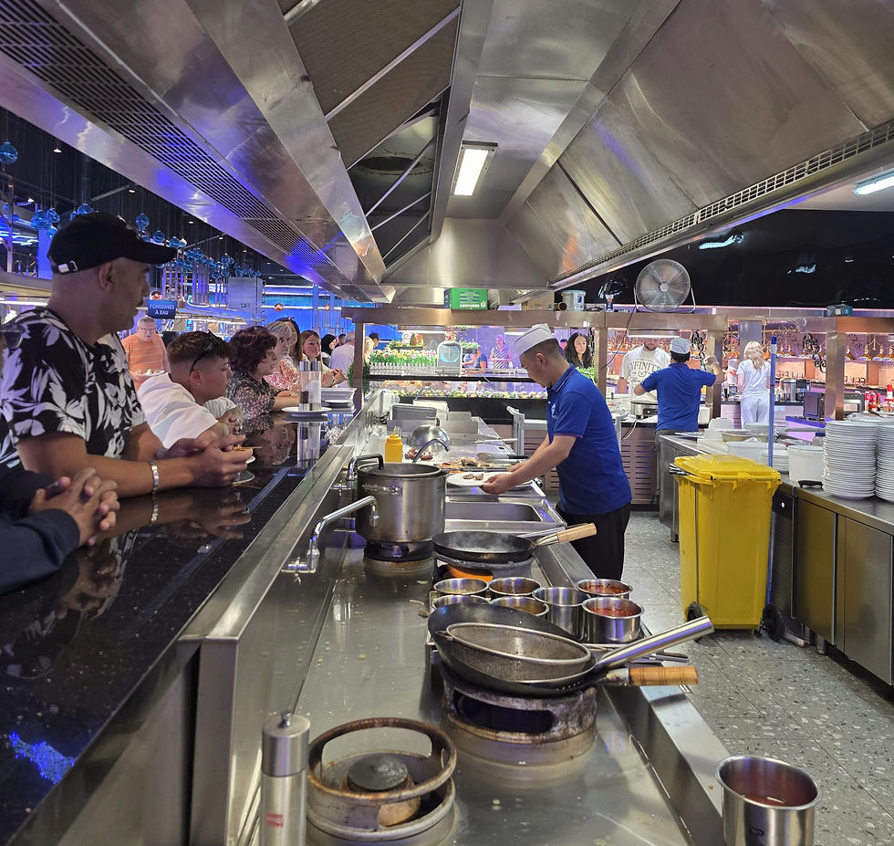File d'attente à l’îlot central (wok et grillade) ...