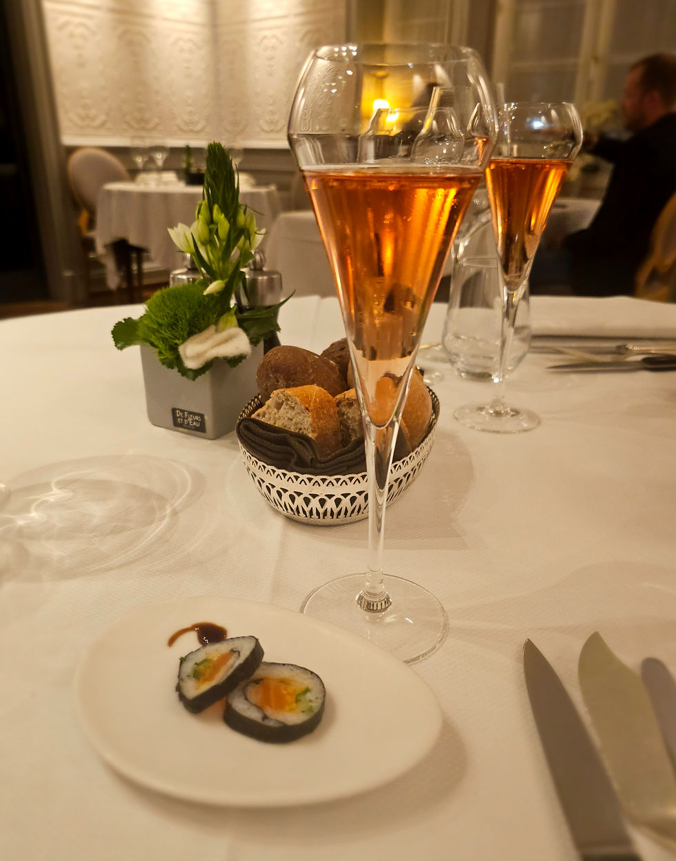 Apéritif au champagne rosé, sushis façon mises en bouche