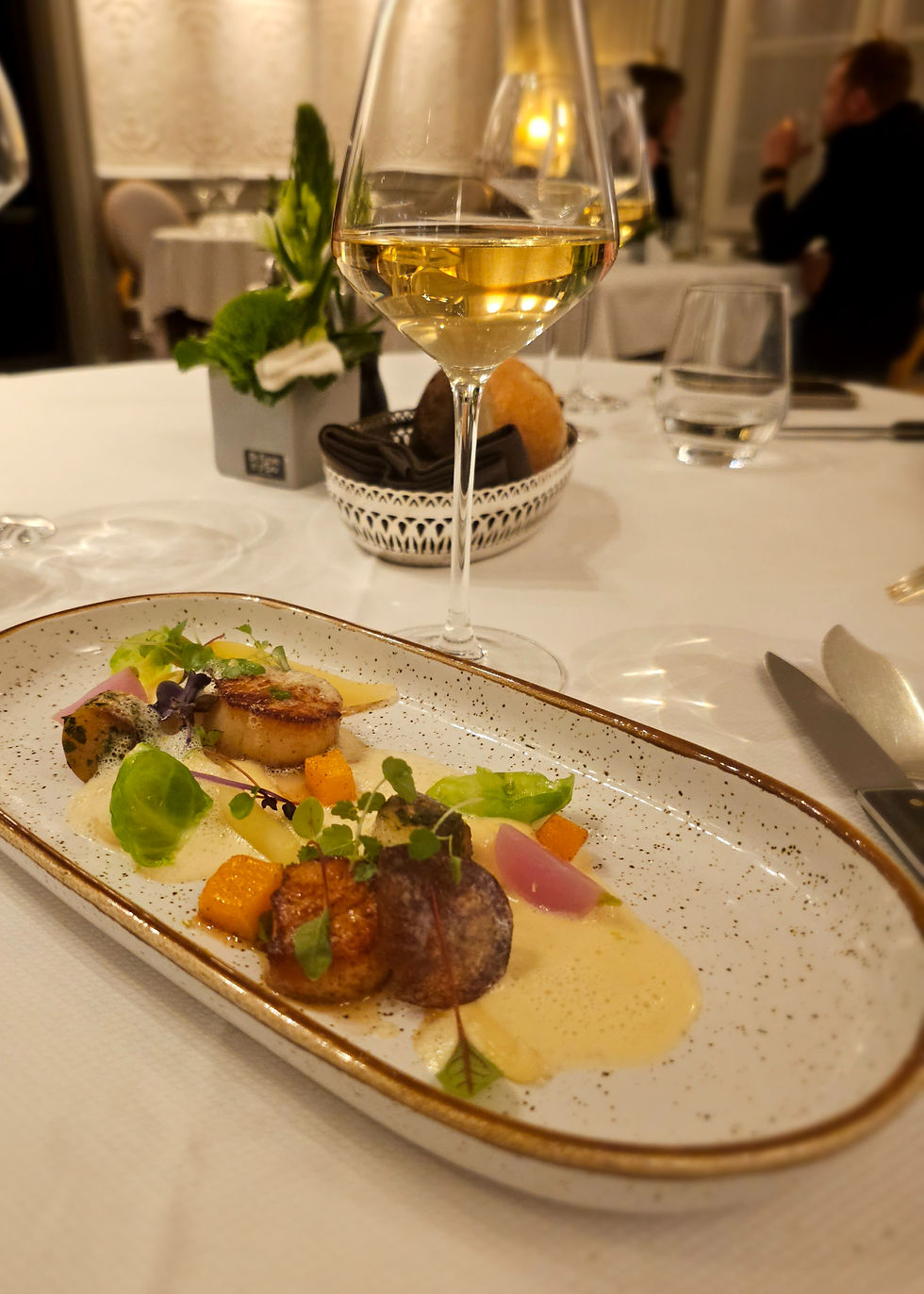 Saint-Jacques snackées, purée de racine, émulsion d'oignons, gingembre, Main de Boudha