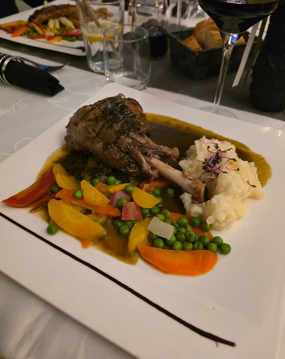 Souris d'agneau, écrasé de pommes de terre et légumes de saison