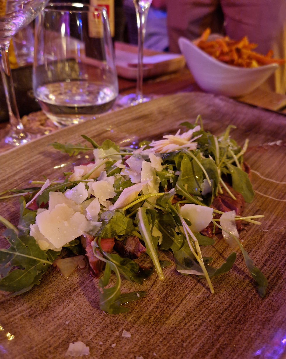 Tagliata de filet de bœuf sur son lit de roquette et parmesan