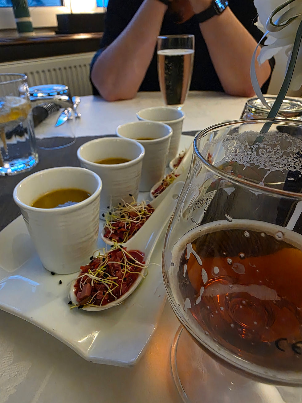 Apéritif avec un potage aux pois cassés en guise de mise-en-bouche