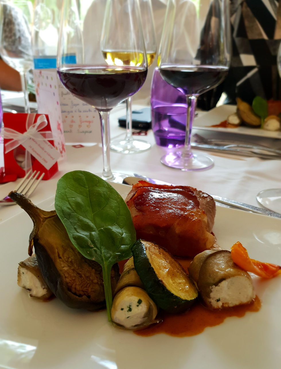 Carré de veau façon saltimbocca, involtini d'aubergines à la ricotta et légumes
