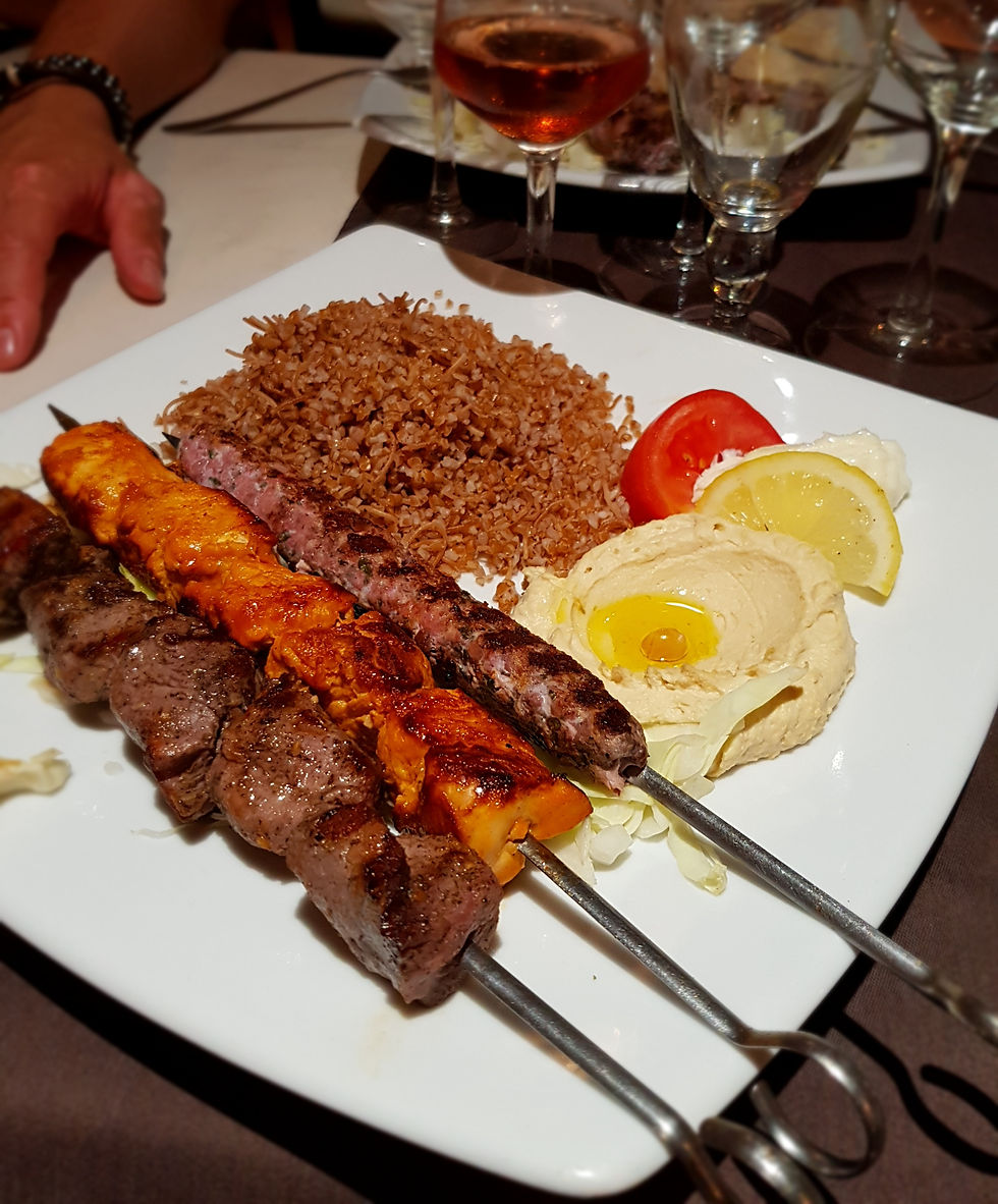 Assortiment de brochettes, riz libanais (riz et vermicelles sautées) et houmous