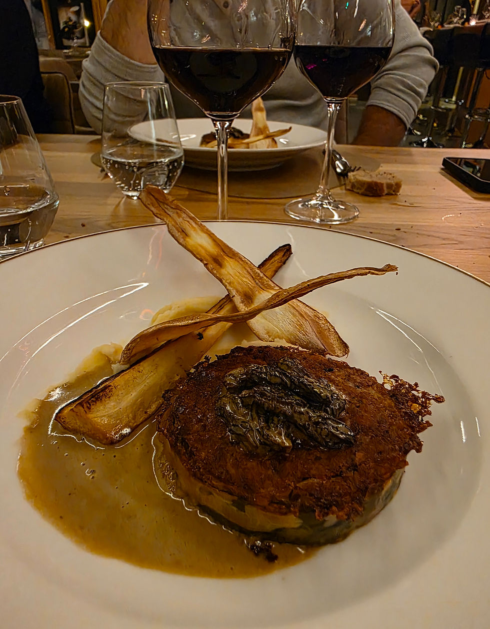 Croustillant de veau aux morilles et chocolat blanc, jeu de panais