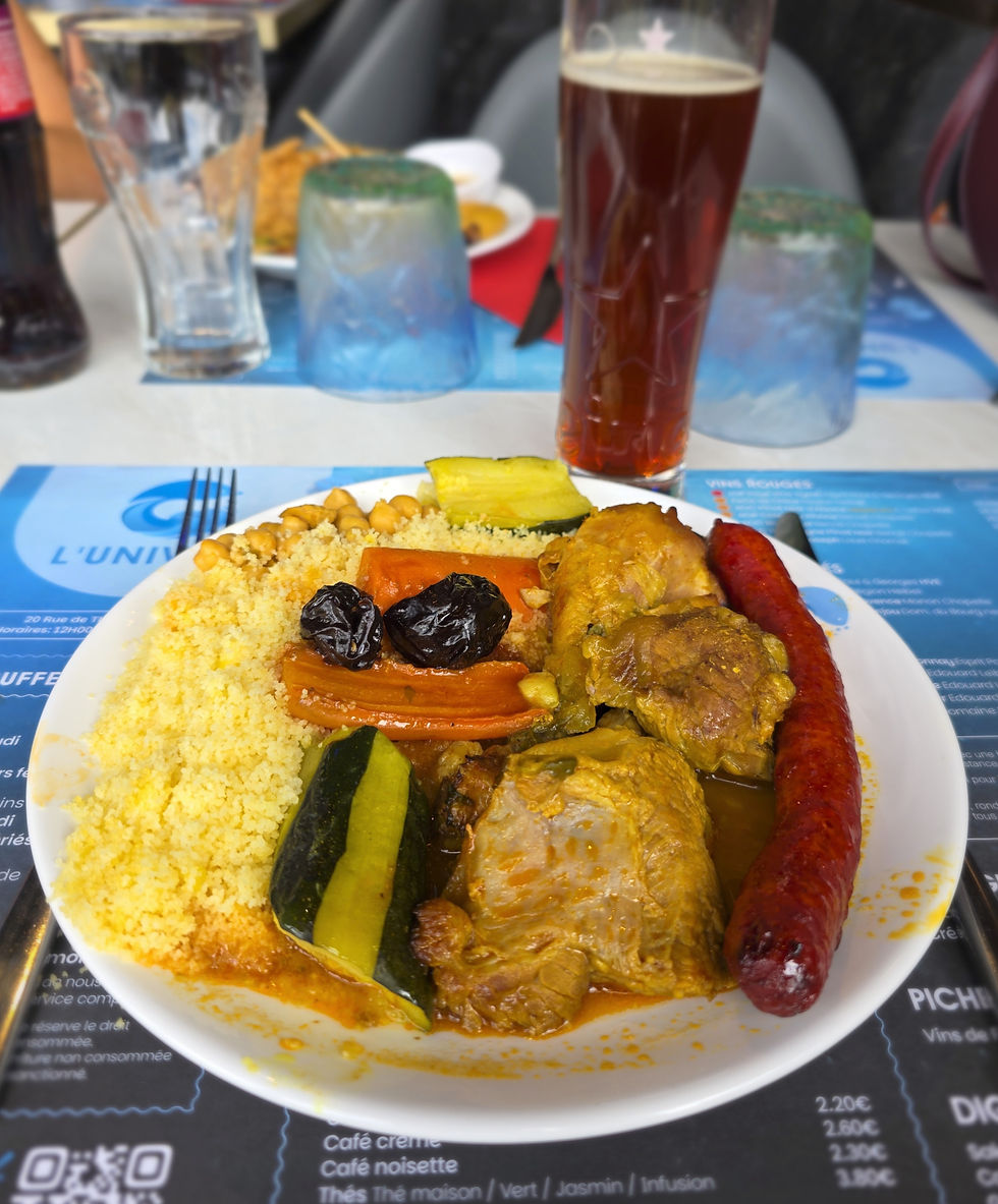 Couscous (semoule fine) aux trois viandes : poulet, mouton et merguez