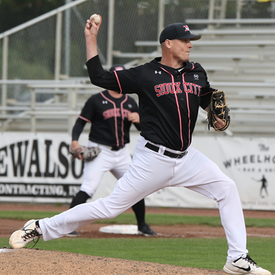 J.D. Scholten pitching for the Sioux City Explorers