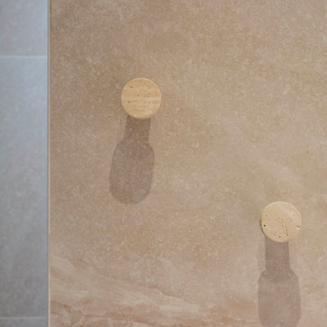 Intervention clef en main pose accessoires et patères dans la salle de bain