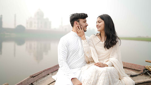 couple photoshoot at taj mahal