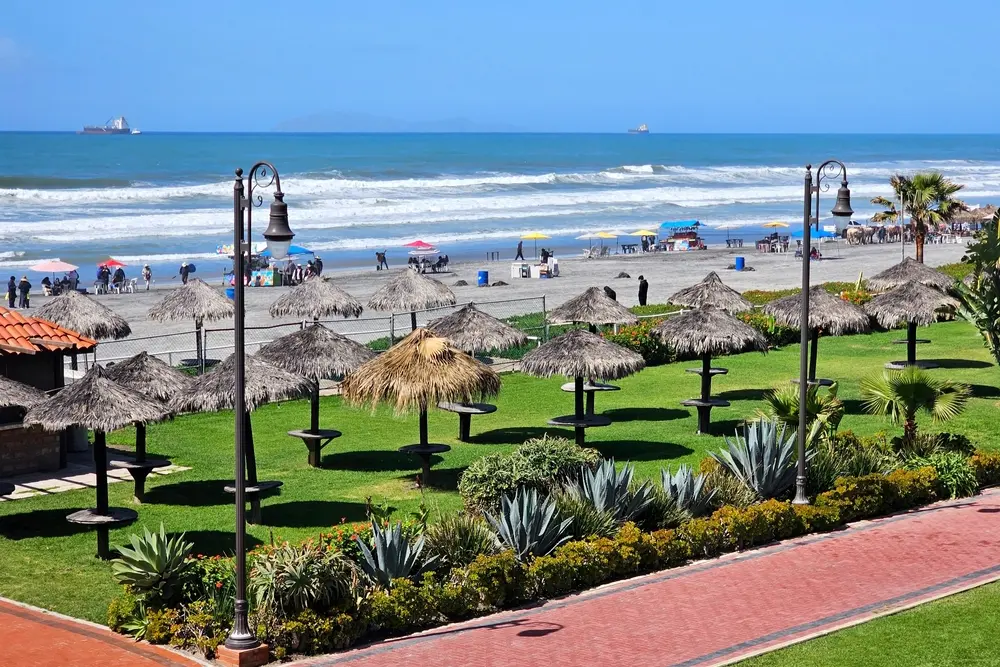 Vista aérea del muro fronterizo en Playas de Tijuana