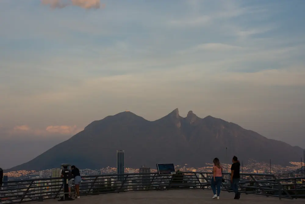 Mirador del Obispado, desde el cual se aprecia el Cerro de la Silla.