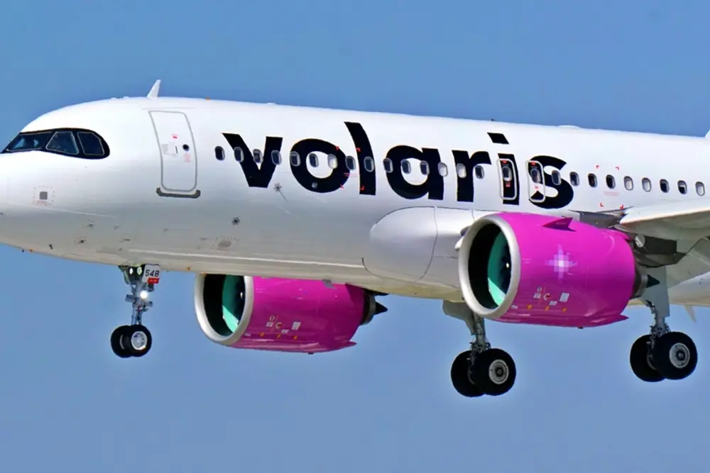 Avión de Volaris sobrevolando un cielo azul
