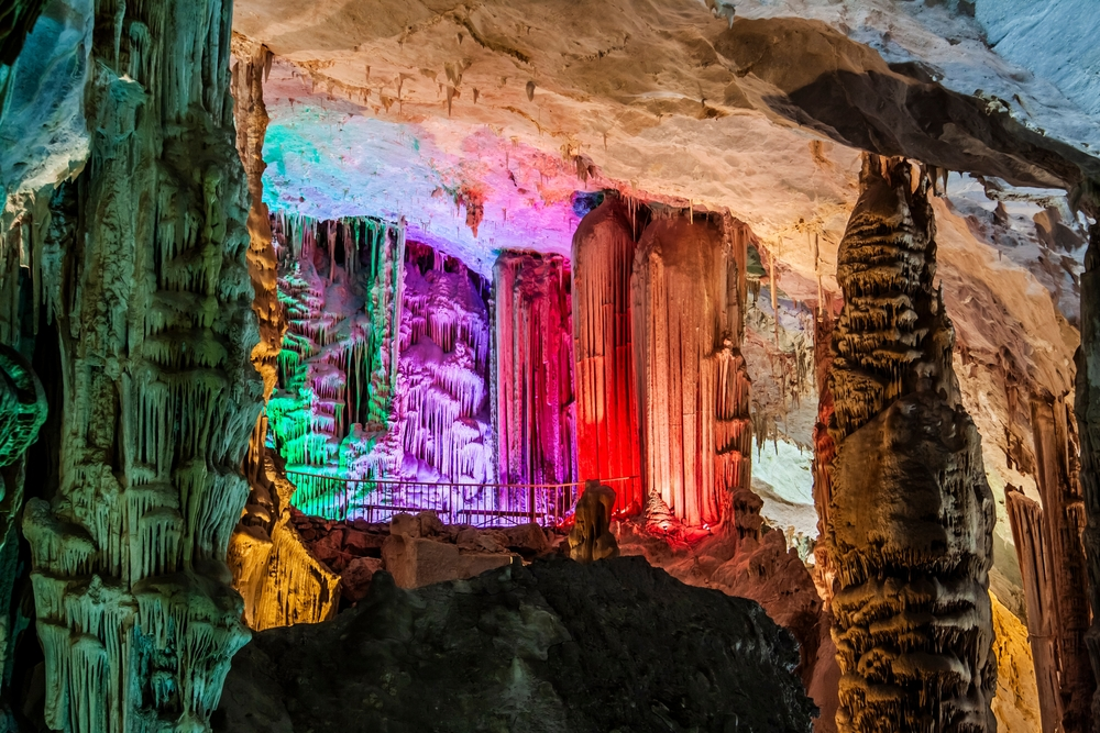 Área del teatro en las Grutas de García, iluminada con luces de colores