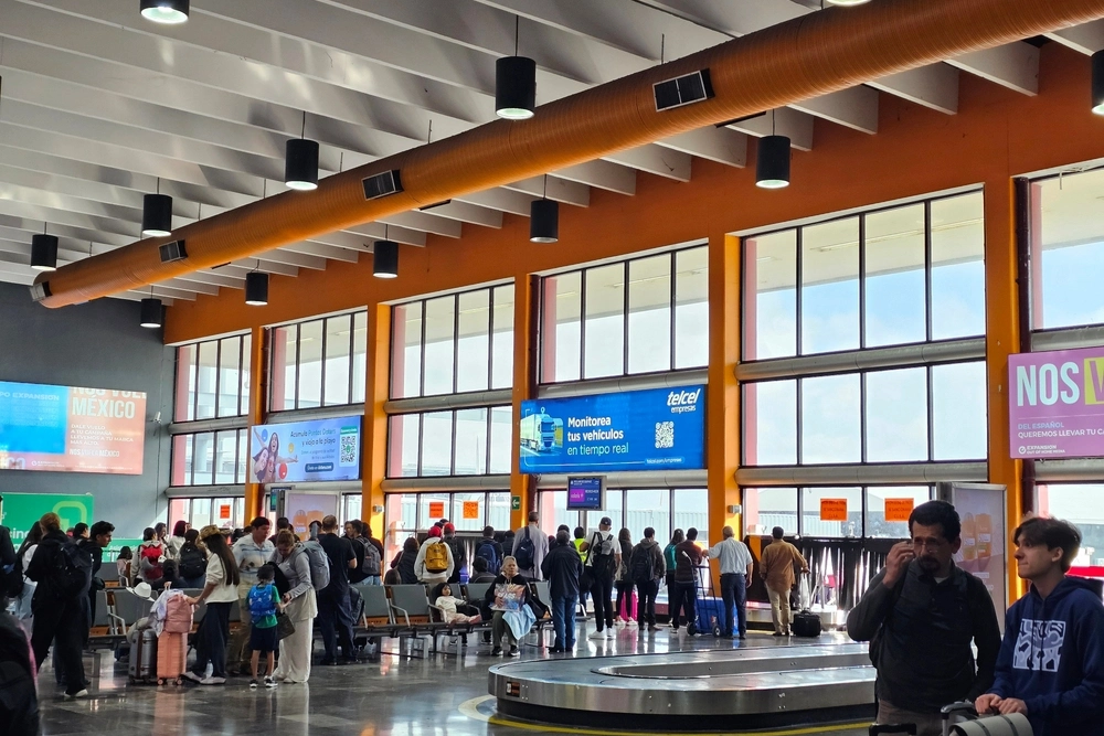 Gente en el área de retiro de equipaje en el aeropuerto de Monterrey.