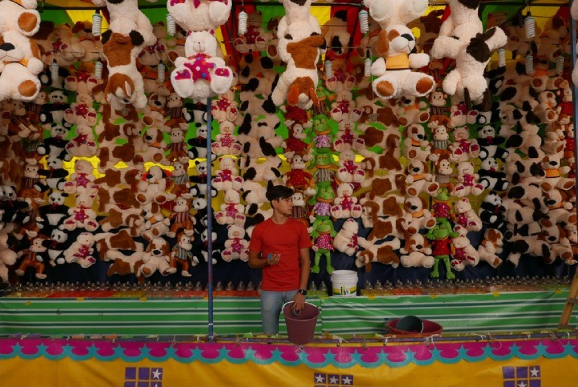 Vista nocturna de The Venetian Hotel en Las Vegas, con canales y arquitectura inspirada en Venecia.