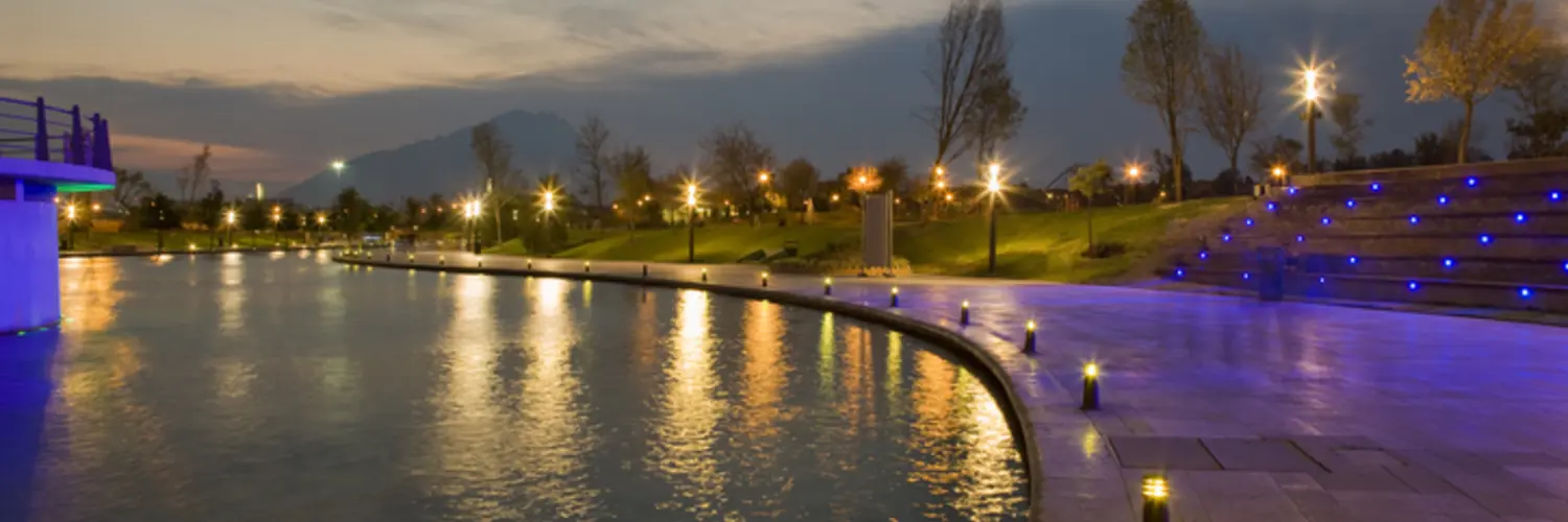 Paseo Santa Lucía iluminado por la noche en Monterrey