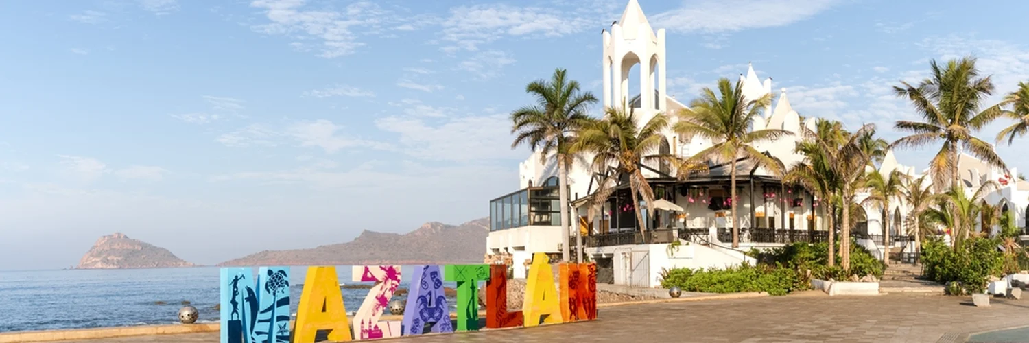 Vista panorámica de la ciudad de Mazatlán a lo lejos