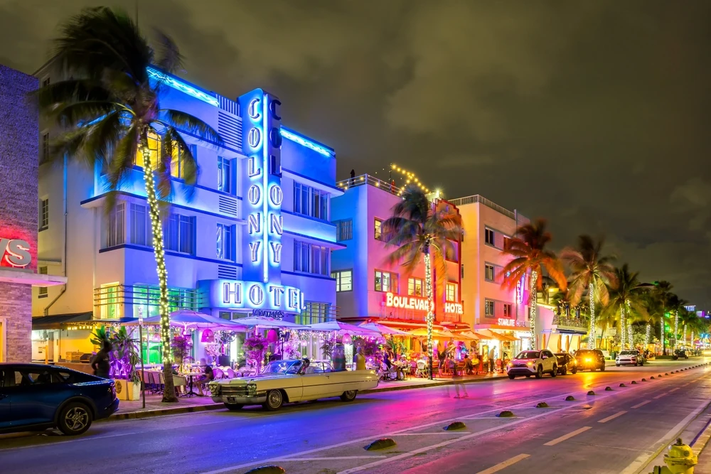 Ocean Drive iluminada en la noche.