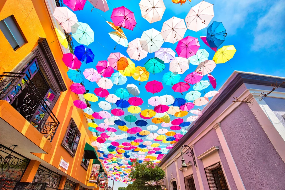 Colorida decoración de sombrillas en los cielos de Tlaquepaque.