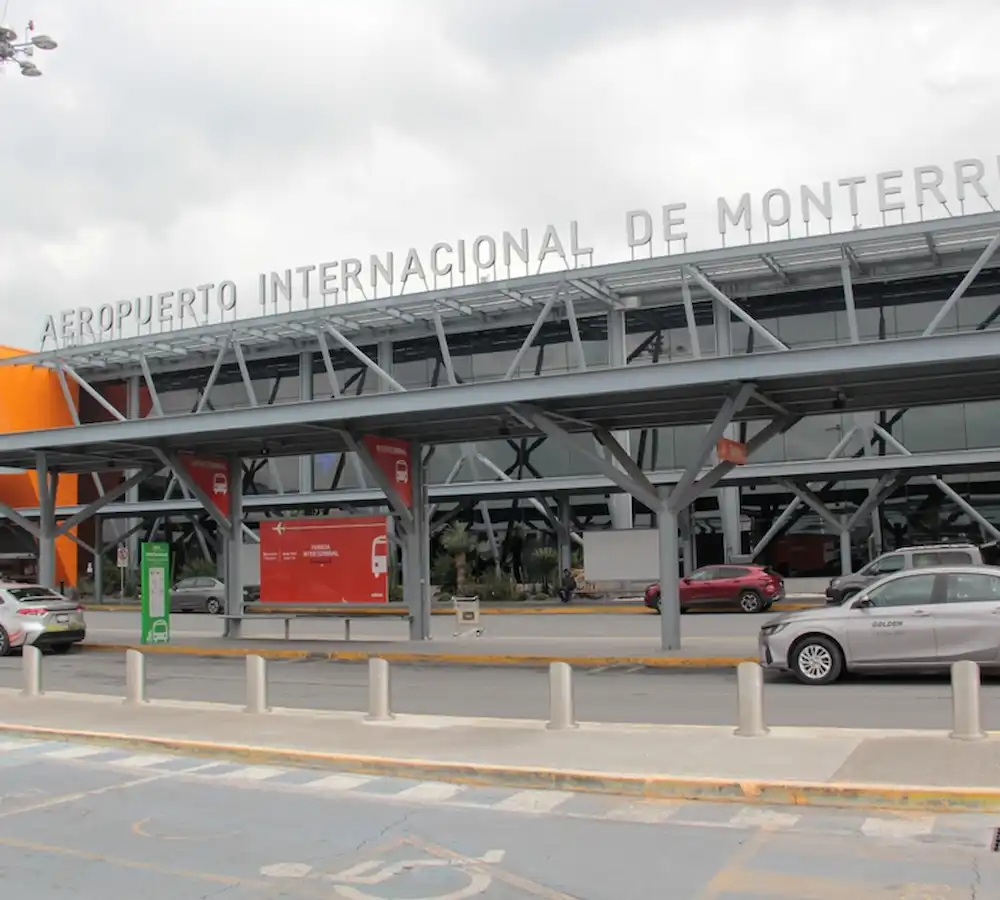 Vista panorámica de la entrada al aeropuerto Internacional de Monterrey.s
