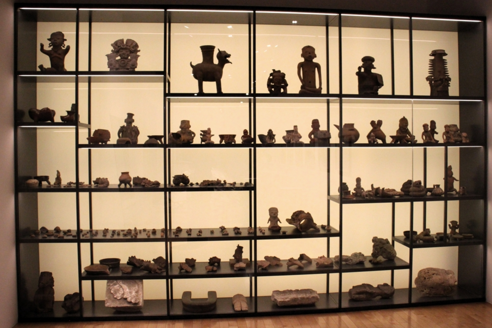 Piezas arqueológicas prehispánicas exhibidas en el Museo del Amparo, Puebla